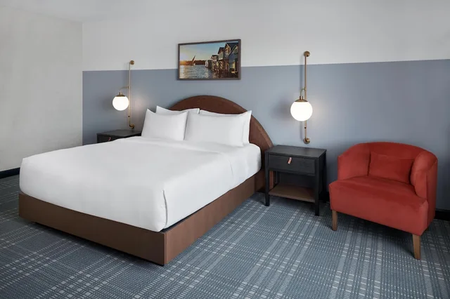 Room, King Bed, Partial Lake View, Accessible، Hotel Canandaigua, Tapestry Collection by Hilton 3/9