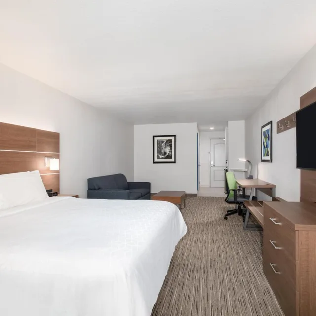 جناح بسرير كينج مع أريكة، Holiday Inn Express and Suites Chowchilla - Yosemite Park Area 1/2