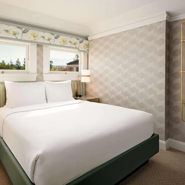 جناح بسرير كوين مع أريكة، Hayes Mansion San Jose, Curio Collection by Hilton 1/10