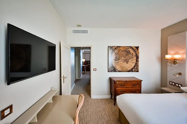 Riviera, Suite, King Bed, Full Sea View، GRAND HOTEL DES SABLETTES PLAGE, CURIO COLLECTION BY HILTON 2/5