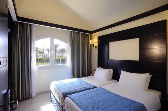 غرفة عائلية بسرير كينج وسريرين منفصلين بغرفتي نوم، Reef Oasis Blue Bay Resort and Spa 2/6