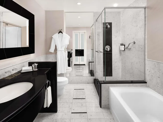 غرفة سيغنتشر بسرير كينج بإطلالة على المدينة في طابق مرتفع، Sofitel Montreal Golden Mile 5/5