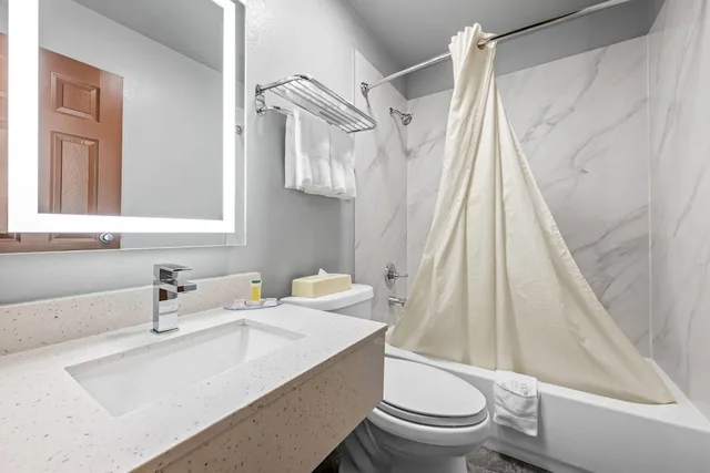 غرفة قياسية بسرير كينج، Super 8 by Wyndham Homewood Birmingham Area 3/5