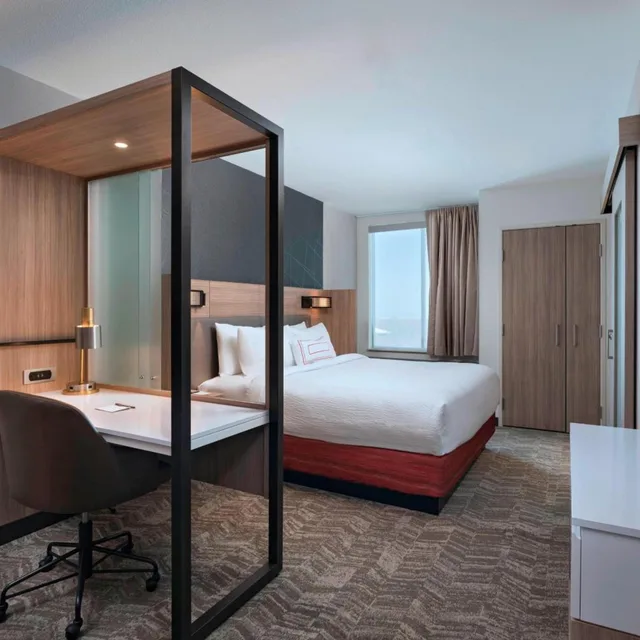 جناح بسرير كينج مع سرير سحّاب إضافي مع أريكة بحوض استحمام لذوي الإعاقة، SpringHill Suites by Marriott Denver West Golden 1/5