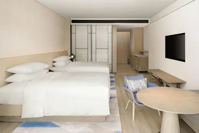 غرفة واسعة بسريرين مزدوجين بشرفة، Sheraton Beihai Resort 2/3