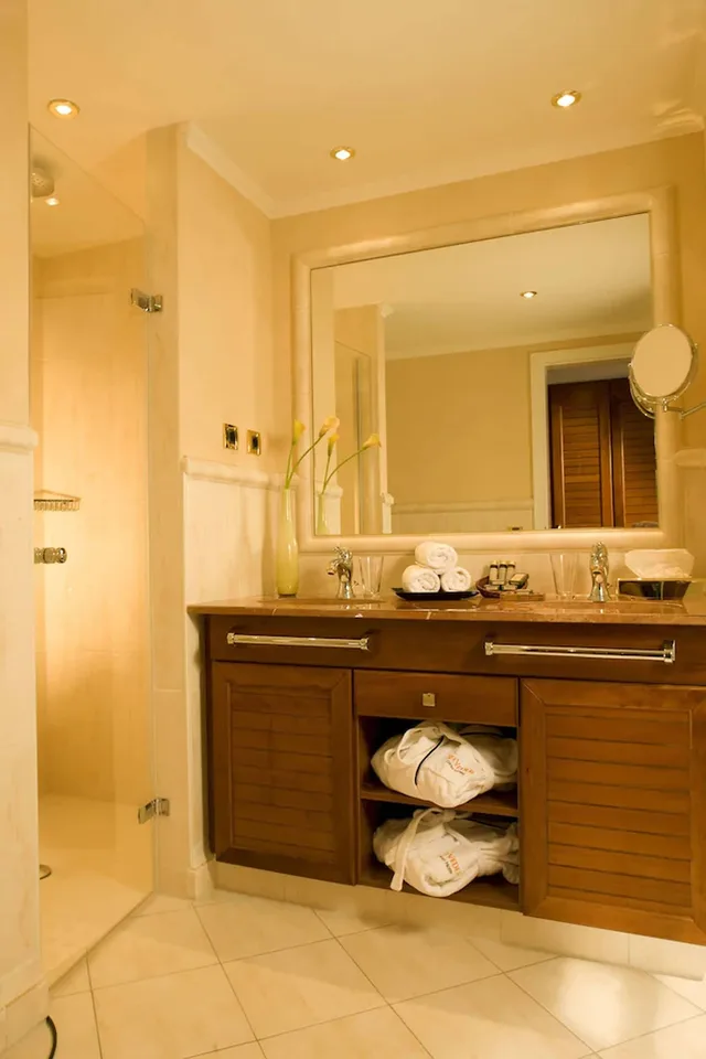غرفة غراند بسرير مزدوج بشرفة بإطلالة جزئية على البحر، Hotel Gran Belveder 4/4