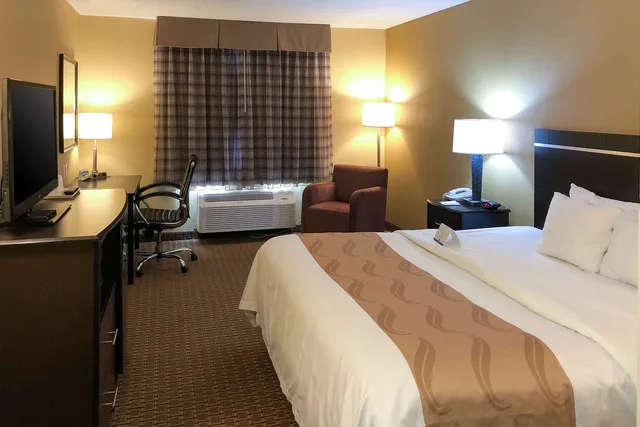 غرفة بسرير كينج، Quality Inn & Suites Sun Prairie Madison East 2/3