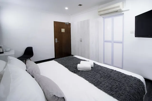 Premier, King Bed, No Window, Ground Floor، Harbour Ville Hotel Hamilton - Lavender 1/2