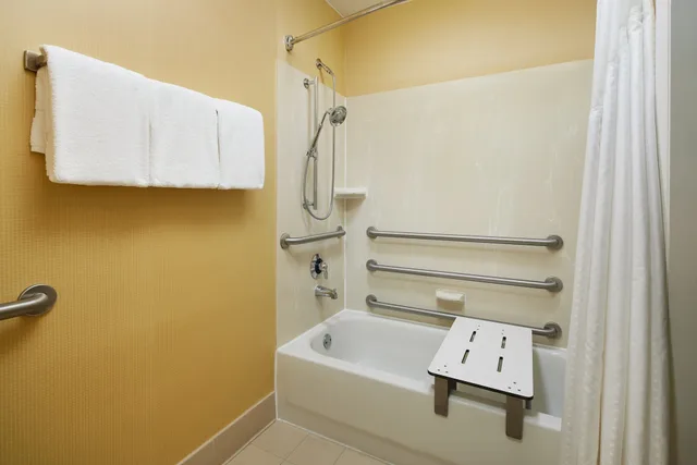 غرفة قياسية بسرير كينج لذوي الإعاقة، Holiday Inn Express Tifton 5/6