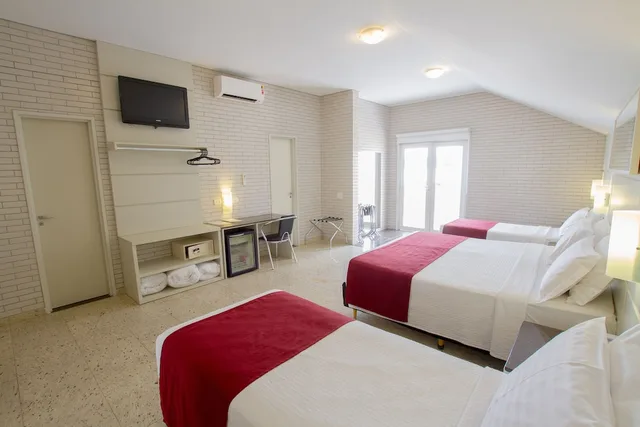 غرفة قياسية رباعية بسرير كوين وسريرين منفصلين، Hotel Confiance Prime Batel 1/3