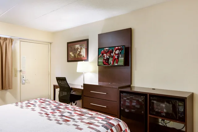 غرفة ديلوكس بسرير كينج، Red Roof Inn Grand Rapids Airport 8/9