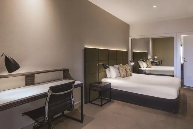 1 Bedroom, Apartment, Queen Bed, Corner, Adina Apartment Hotel Melbourne 3/5