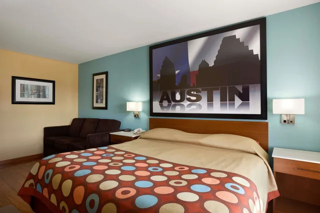 غرفة بسرير كينج لذوي الإعاقة، Super 8 By Wyndham Austin Downtown/Capitol Area 2/8