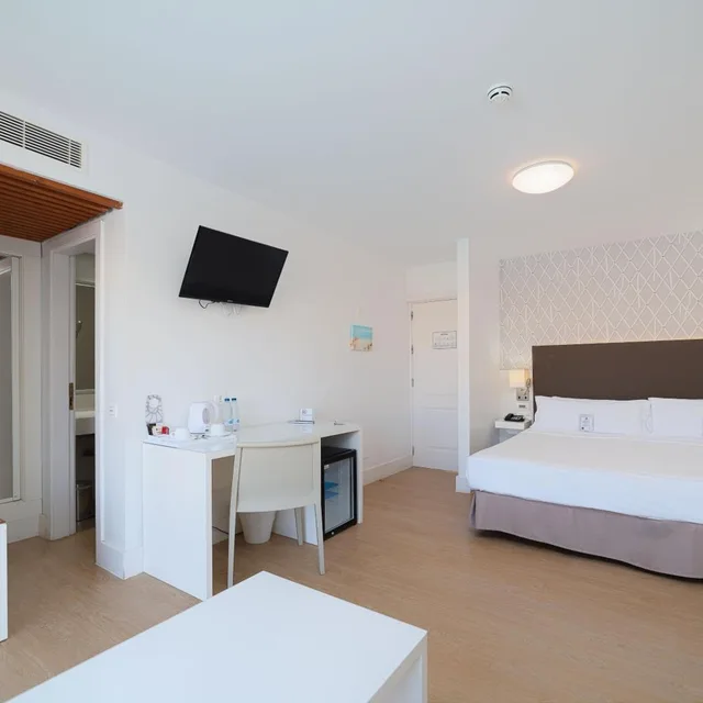 غرفة بسرير مزدوج مع أريكة، Hotel Arena Suite - Adults Only 1/8