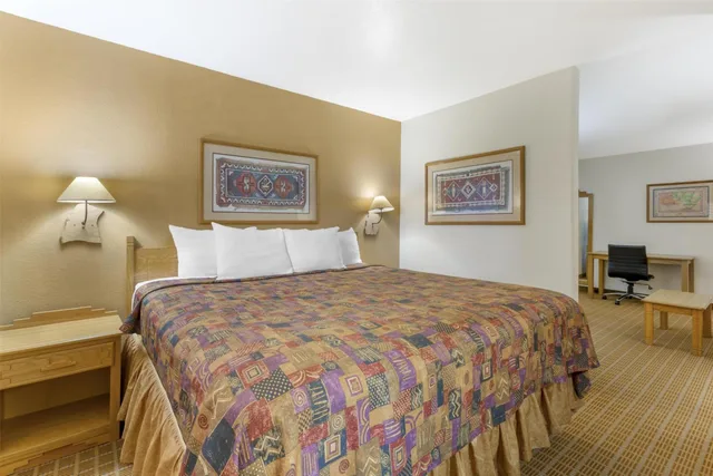 جناح بسرير كينج مع أريكة بجاكوزي، Best Western Gold Canyon Inn & Suites 1/2