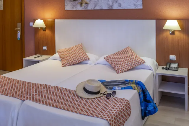 Room, Double Bed, Balcony, GHT Balmes Hotel, Aparthotel & Splash 2/10