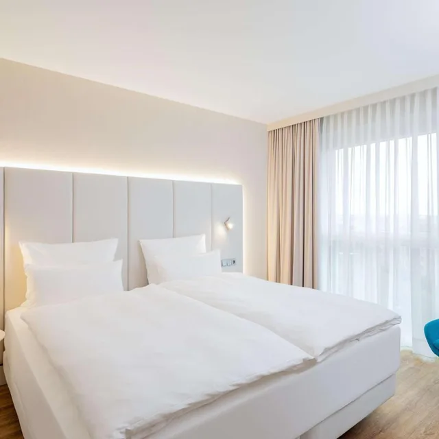 جناح جونيور بسرير كينج مع سرير إضافي، Nh Mannheim 1/7