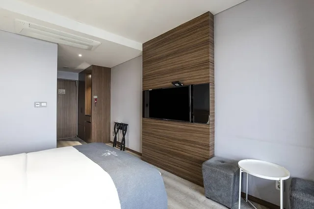 غرفة قياسية بسرير مزدوج بإطلالة على البحر بشرفة، Western Grace Hotel 8/9