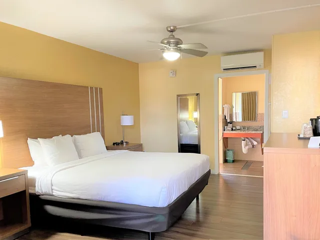 Room, King Bed, Accessible, Quality Inn and Suites Airport Cruise Port Hollywood 4/10