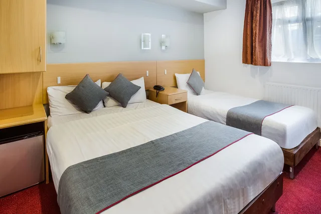 غرفة ديلوكس ثلاثية، London Guest House by OYO - Acton 3/10
