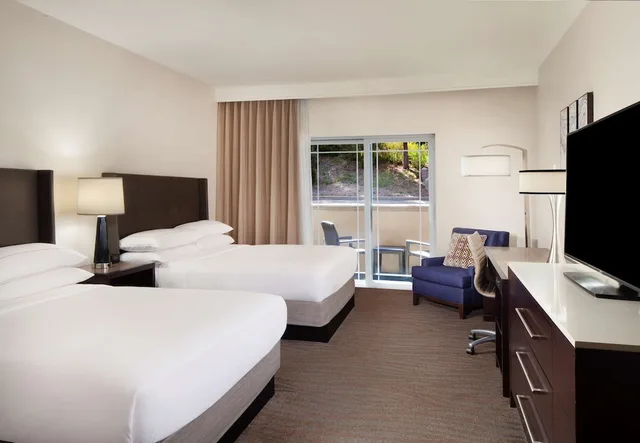 Room, 2 Queen Beds, Balcony, Hilton Santa Cruz/Scotts Valley 2/3