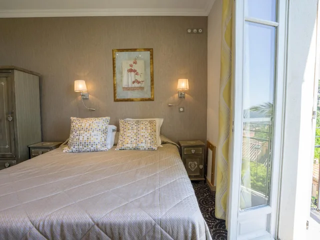 غرفة ثلاثية بسرير كوين وسرير فردي بشرفة، Hotel Restaurant Le Bellevue 1/1
