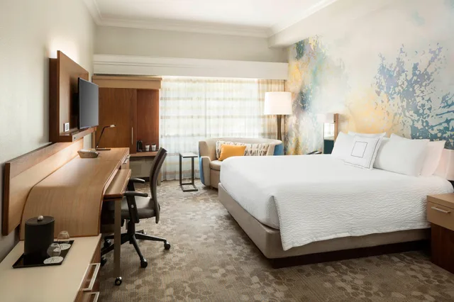 غرفة بسرير كينج مع أريكة، Courtyard By Marriott Palo Alto Los Altos 4/9