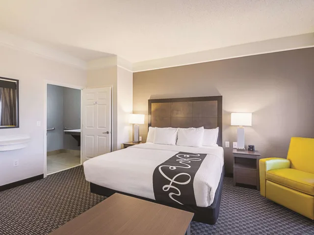 غرفة بسرير كينج لذوي الإعاقة، La Quinta Inn and Suites by Wyndham Austin Near The Domain 2/7