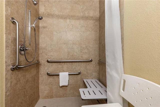 غرفة بسرير كينج لذوي الإعاقة، Best Western Bastrop Pines Inn 3/3