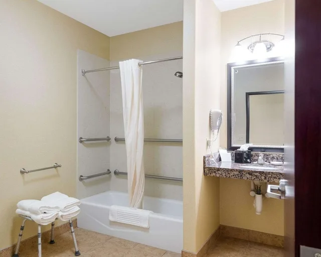 غرفة بسرير كوين مع أريكة لذوي الإعاقة، Comfort Suites Topeka Northwest 2/2