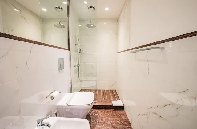 جناح كومفورت بسرير كوين وسريرين فرديين، corso grand suite 7/7