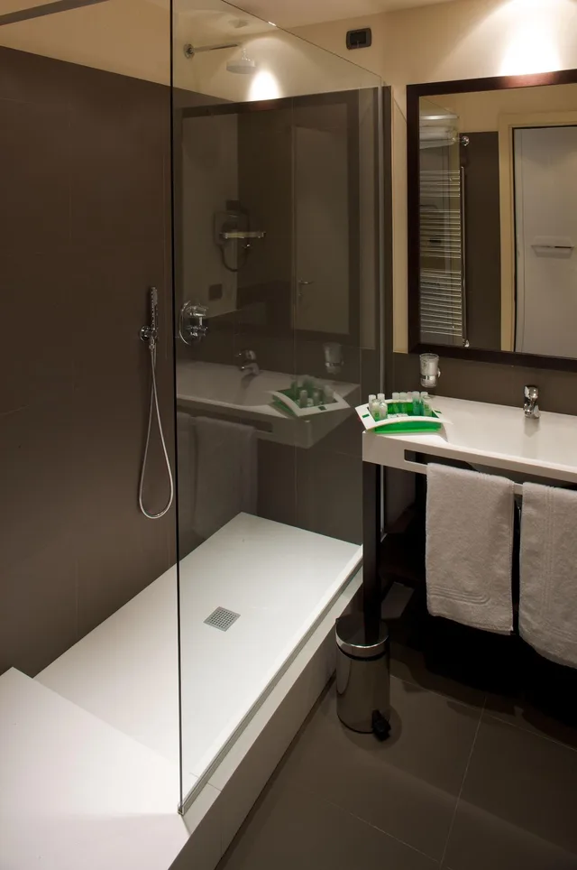 جناح جونيور، Grand Hotel Mattei 6/6