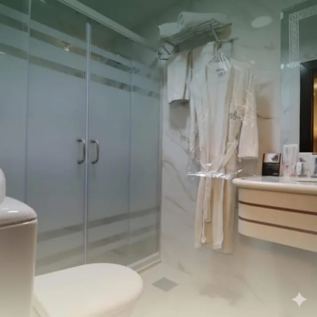 غرفة ثلاثية، LARSA HOTEL 9/9