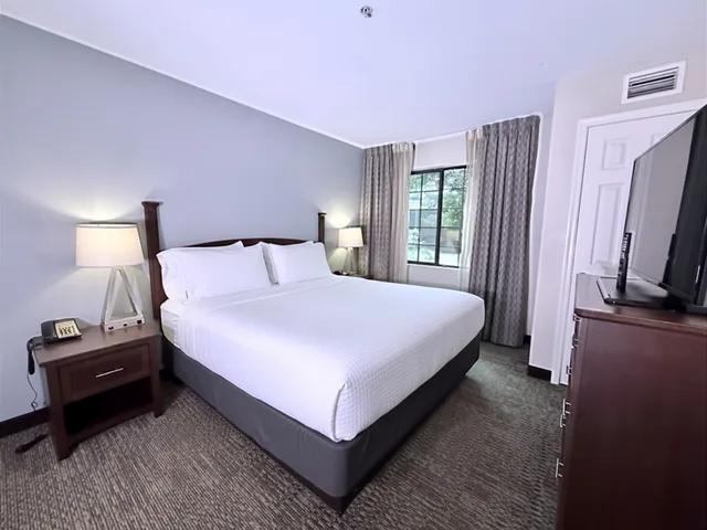 غرفة بسرير كينج لذوي الإعاقة، Staybridge Suites Charlotte Ballantyne 1/3