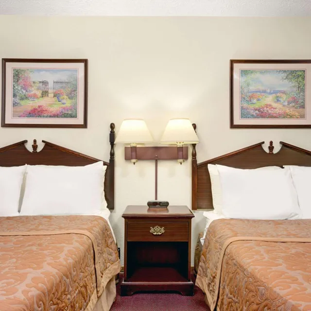 Deluxe, 2 Double Beds, Super 8 By Wyndham Chaska 5/10