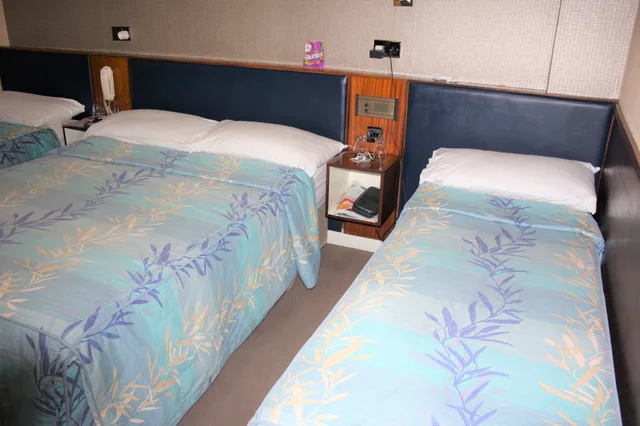 Adjoining, Family Suite, Double and Twin Beds, Shared Bathroom، Mitre House 9/10