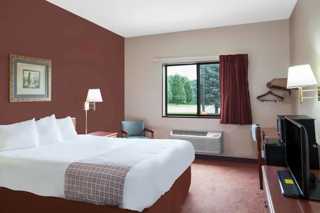 غرفة بسرير كوين لذوي الإعاقة، Super 8 by Wyndham Mason City 2/5