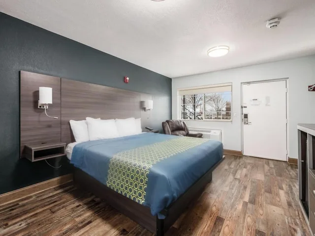 Deluxe, Studio, Suite, King Bed, Grove City Travel Inn Columbus South 3/6