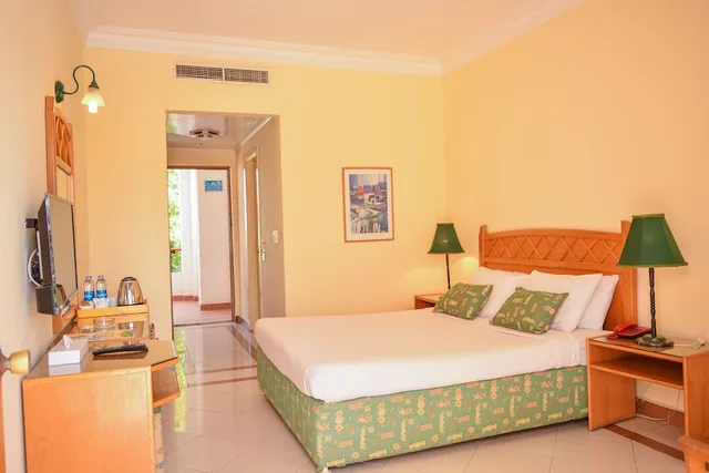 Standard, King and Twin Beds, Pool View, Dive Inn Resort 1/6