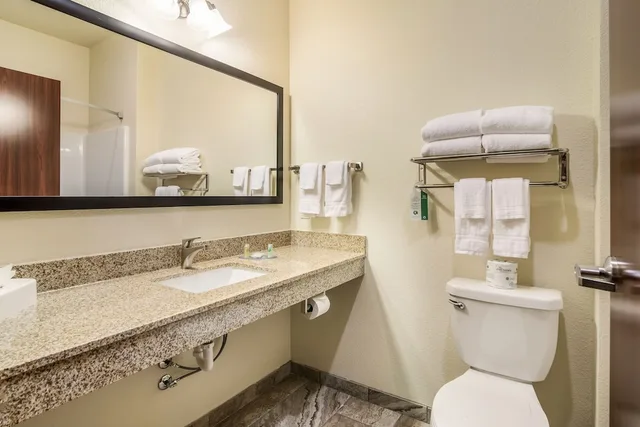 غرفة بسريرين كوين لذوي الإعاقة، Cobblestone Hotel and Suites Victor 3/6