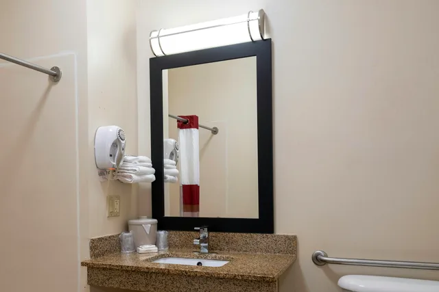 غرفة ديلوكس بسريرين كوين لذوي الإعاقة، Red Roof Inn & Suites Dover Downtown 6/6