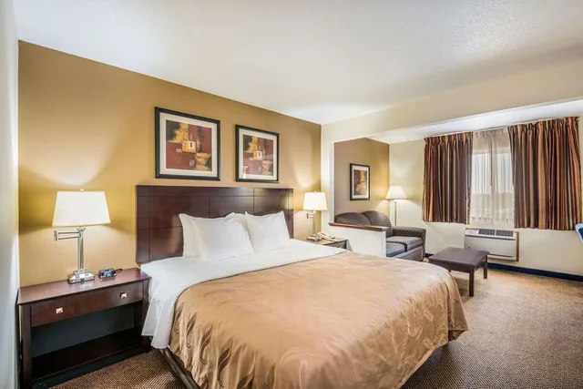 غرفة بسرير كينج، Quality Inn & Suites Eldridge Davenport North 1/2