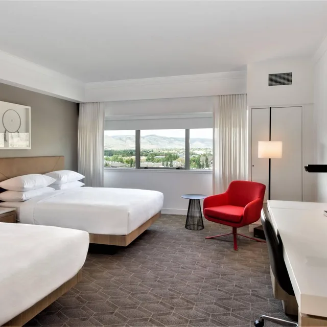 غرفة كبيرة بسرير كينج وسريرين كوين بإطلالة على الجبل، Delta Hotels by Marriott Kamloops 4/7