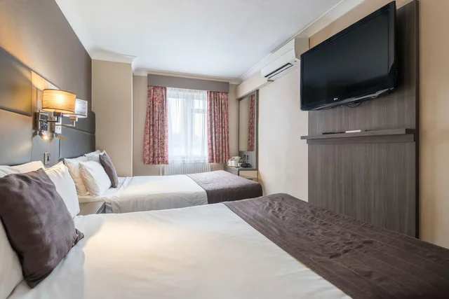 غرفة قياسية رباعية بسريرين مزدوجين، Brunel Hotel 1/3