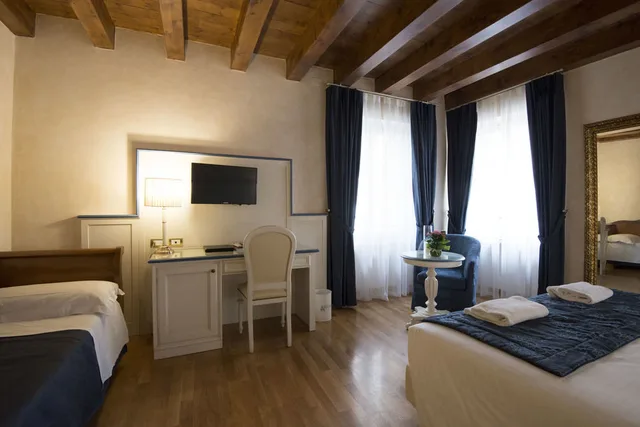 غرفة ثلاثية، Albergo Mazzanti 2/2