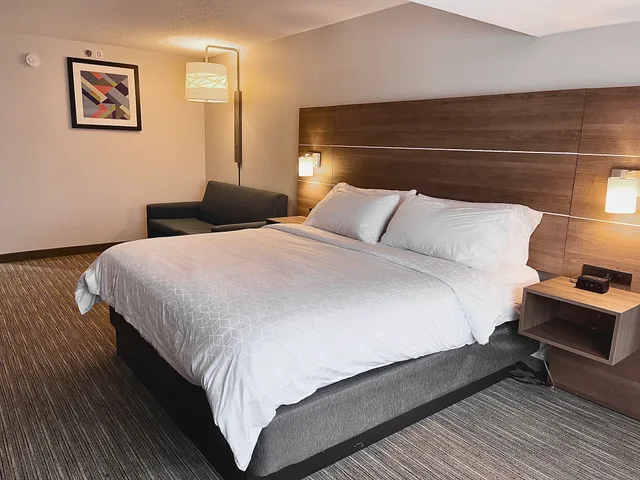 غرفة بسرير كينج مع أريكة، Holiday Inn Express Mount Pleasant Scottdale 1/1