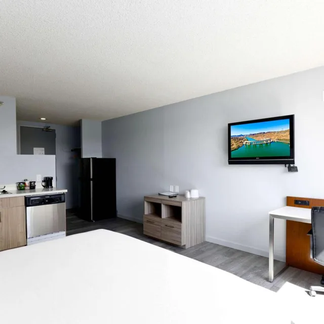 1 King Bed - Non-Smoking, Micfridge، Studio6 Suites Lake Havasu City AZ 1/9