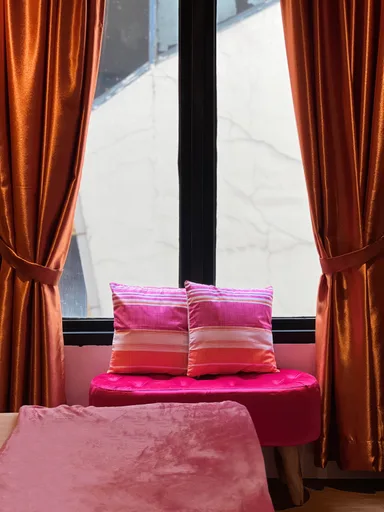 Female Only, Ladies، Yellow Bee Hotel 3/4