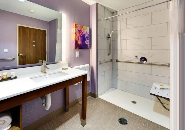 غرفة ديلوكس بسرير كينج بحوض استحمام لذوي الإعاقة، La Quinta Inn & Suites By Wyndham Lakeway 6/6