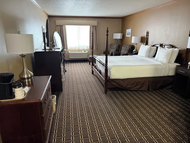 Theme, Standard, King Bed, Jetted Tub، Best Western Dodgeville Inn & Suites 2/4